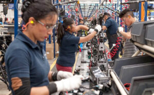 Gremiales dan visto bueno al aumento del salario mínimo con enfoque en sostenibilidad y empleo