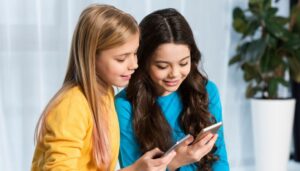 A los 13 años un 95 % de niñas y niños de España tiene smartphone