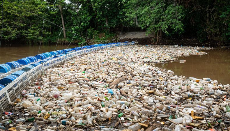 Ríobardas impiden que llegue más basura a playas salvadoreñas