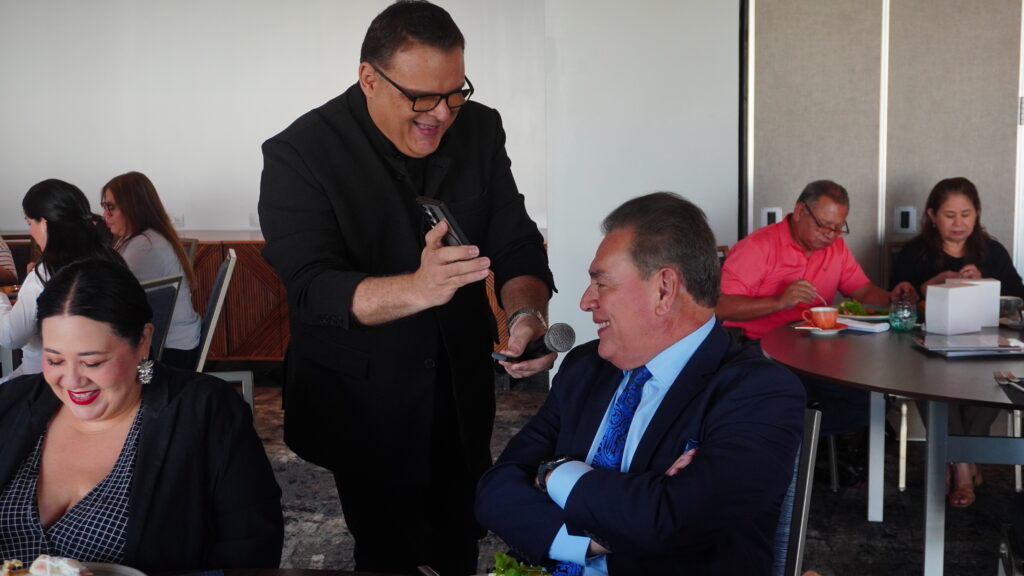 Rodolfo Salazar presidente de Qudox, agencia especializada en marketing y transformación digital. y Moisés Urbina, director de noticias de canal 6 de Telecorporación Salvadoreña TCS.