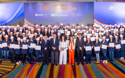 AES e ISDEMU celebran una década formando a más de mil mujeres electricistas en El Salvador