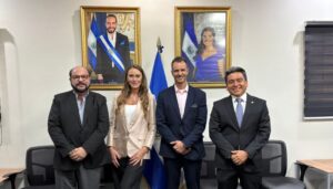 Empresa líder en fabricación de vehículos blindados está interesada en El Salvador