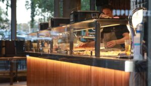 Consumidores latinos en Estados Unidos podrían estar gastando menos