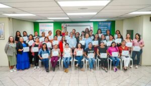 38 mujeres se graduaron del programa EMPRENDE de AES con el apoyo de FUNDEMAS