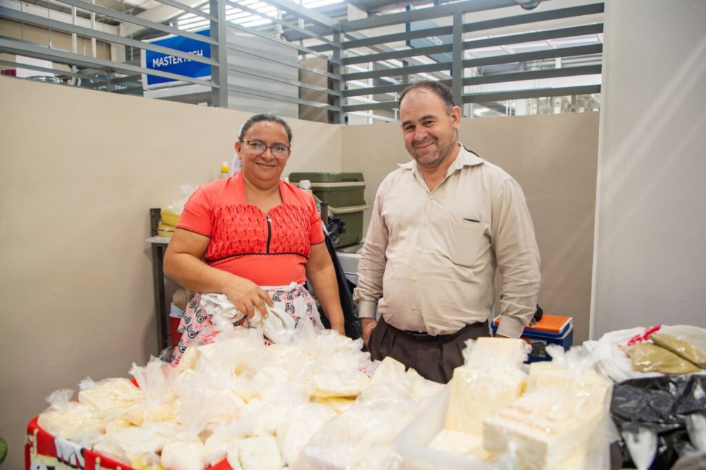 Plan piloto en El Salvador propone transición de algunas empresas informales a la formalidad