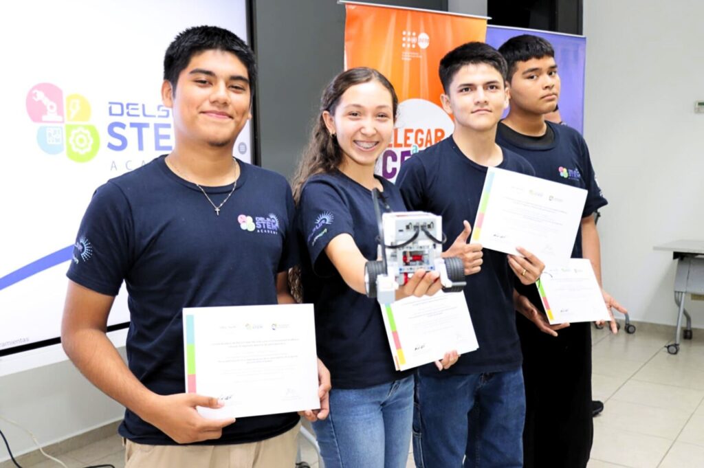 DELSUR y Universidad Don Bosco graduaron a jóvenes de programa STEM ACADEMY
