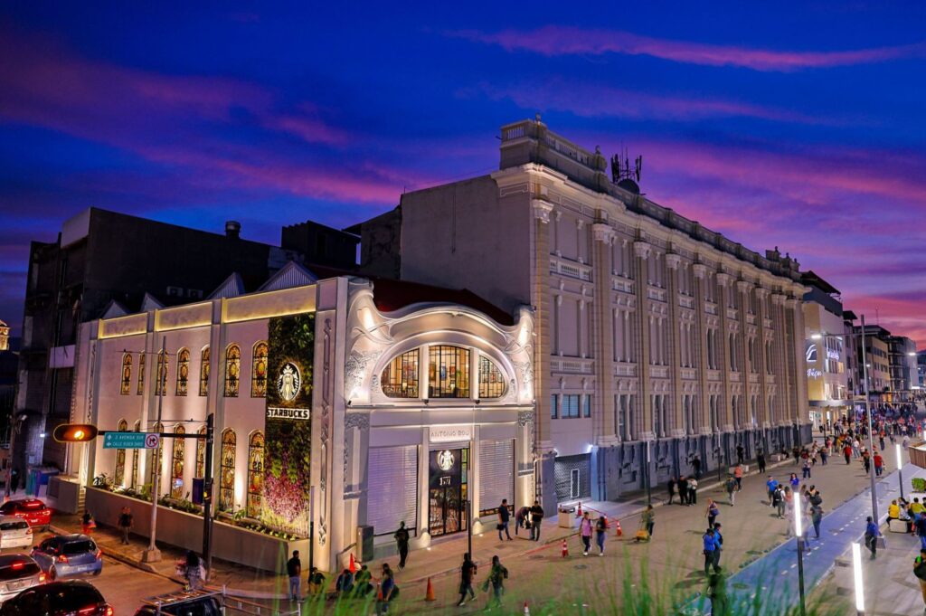 Starbucks abrió su primera tienda insignia de latinoamérica en El Salvador