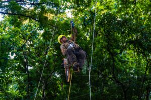AES CLESA realiza jornada de poda preventiva en Ahuachapán