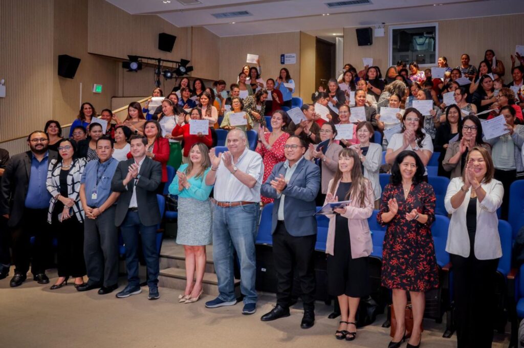 126 emprendedoras fueron graduadas del Diplomado “Mujer y Negocios”