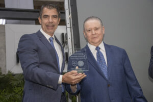 Dragons Award of Happiness e INCAE reconocen a Armando Mendiola por su liderazgo inspirador