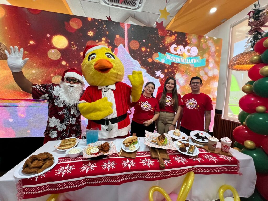Pollo Campestre celebra la Navidad con tres árboles gigantes como regalo para los salvadoreños