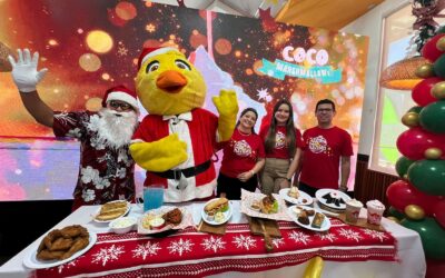Pollo Campestre celebra la Navidad con tres árboles gigantes como regalo para los salvadoreños