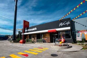 McDonalds abrió restaurante en Santa Ana