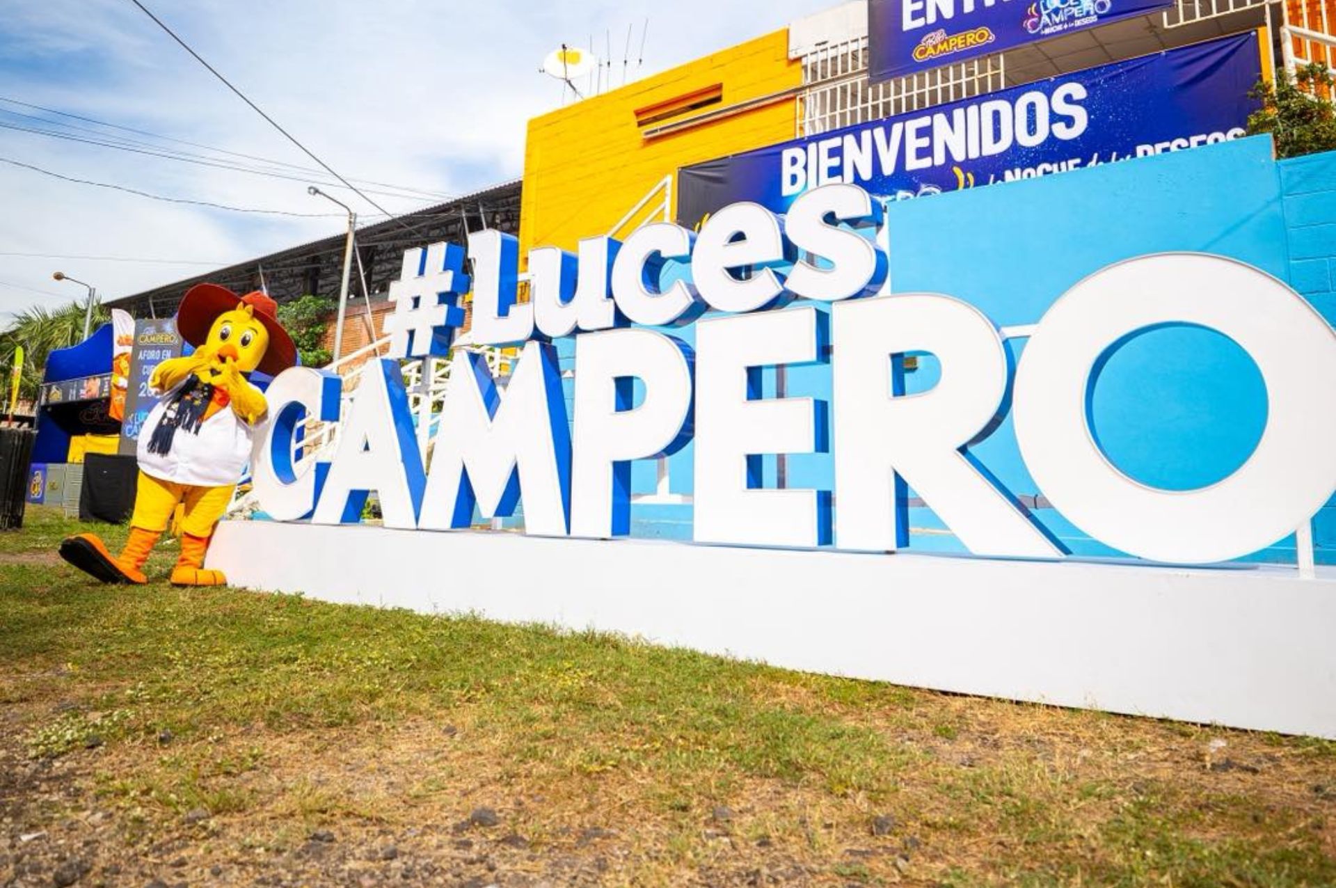 Pollo Campero realizará este sábado 6 de diciembre las Luces Campero Pollo Campero desarrollará este sábado 6 de diciembre su segundo show de Luces Campero para toda la población de El Salvador.