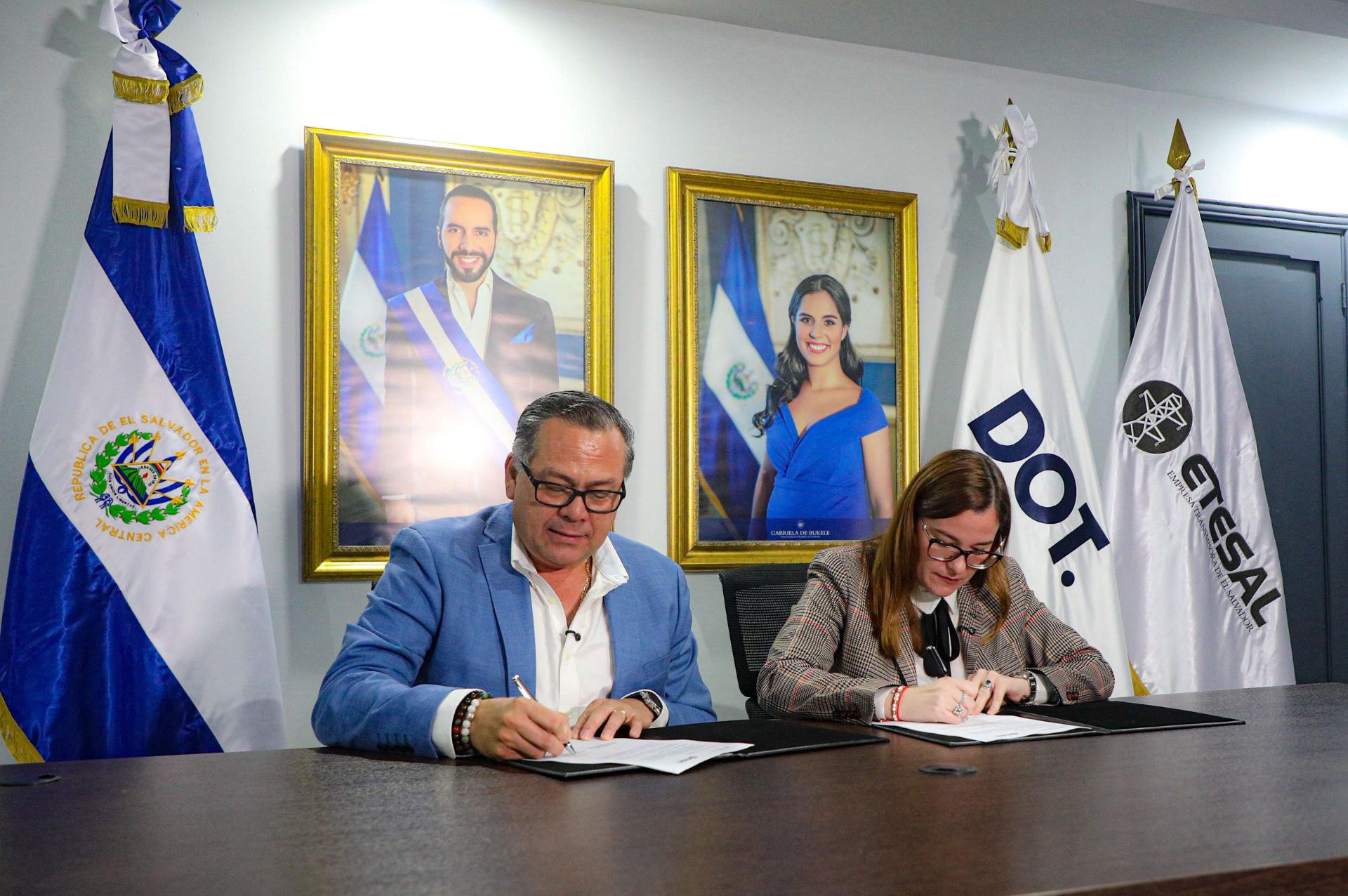 ETESAL y DOT firmaron un acuerdo para fortalecer inversiones energéticas en El Salvador