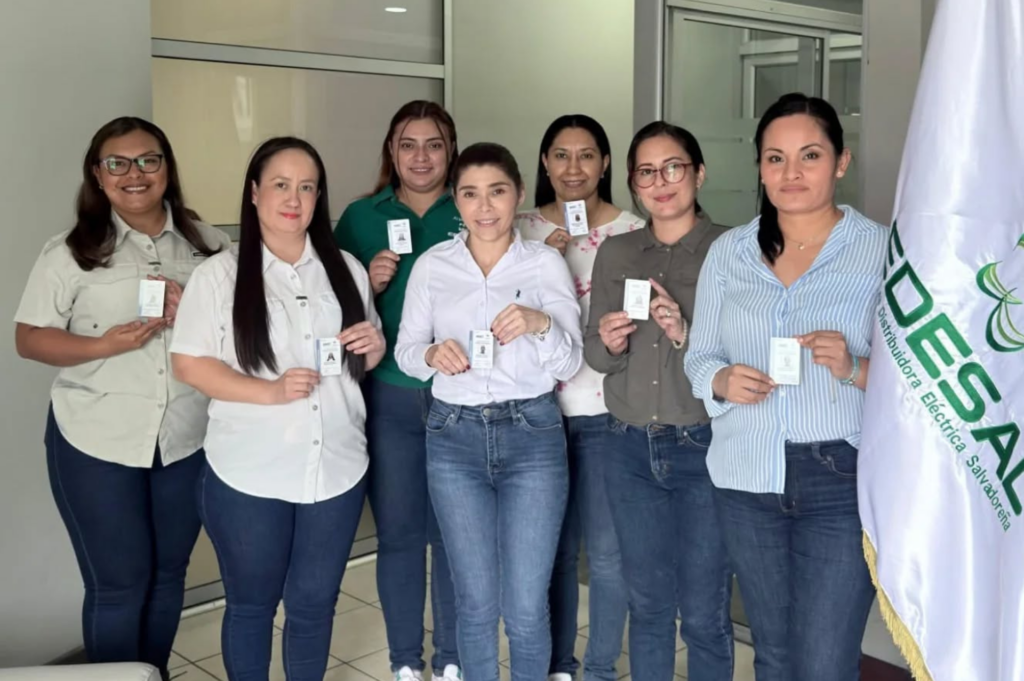 Colaboradoras de EDESAL se graduaron como electricista de Cuarta Categoría