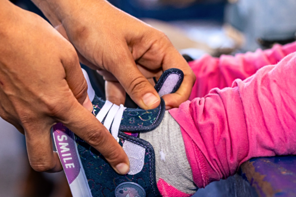 ADOC donó 300 pares de zapatos a niñez salvadoreña