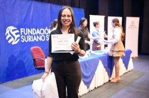 Fundación Suriano Siu entregó becas para seguir transformando su futuro