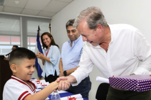 DISAL entregó becas como parte de su programa Dejando Huella