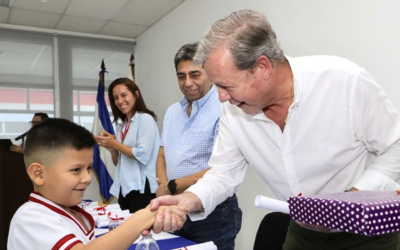 DISAL entregó becas como parte de su programa Dejando Huella