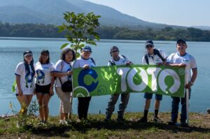 TOTO Plásticos realizó una jornada de limpieza y restauración en la Laguna de Chanmico