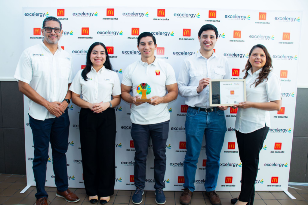 Excelergy y EcoGox entregan Certificado de Energía Renovable a McDonald´s El Salvador