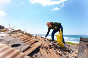 La Constancia realizó una jornada de limpieza en playa San Diego