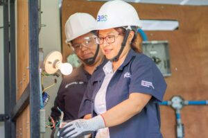 AES El Salvador ha capacitado a más de 1000 mujeres electricistas