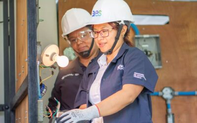 AES El Salvador ha capacitado a más de 1000 mujeres electricistas