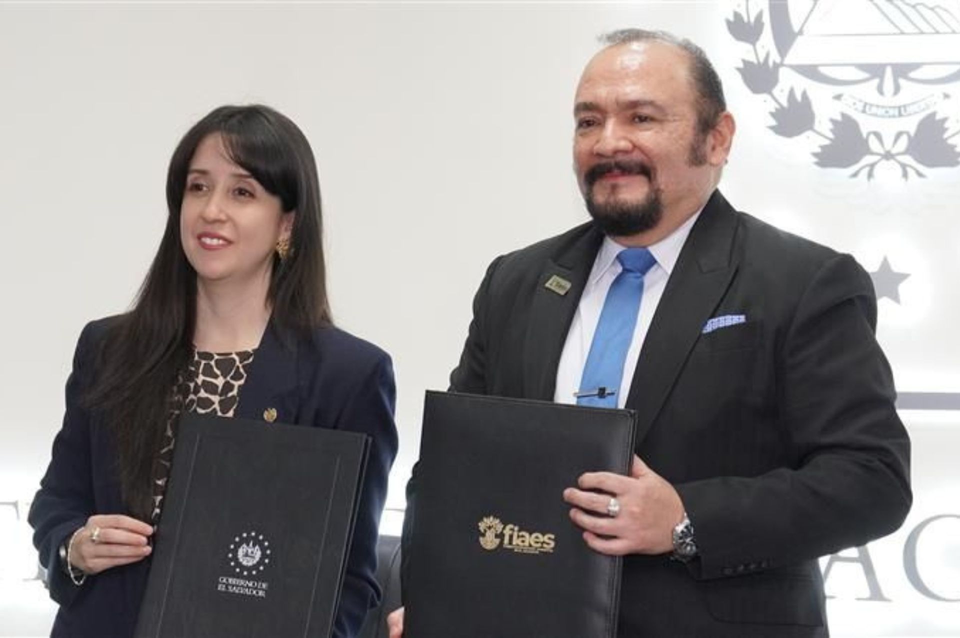 FIAES y Cancillería firman acuerdo de cooperación de El Salvador en beneficio del medio ambiente FIAES y Cancillería de El Salvador firmaron un convenio de cooperación con el propósito de beneficiar al medio ambiente en el país