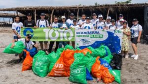 TOTO Plásticos realizó jornada de limpieza en Bocana de Playa San Diego