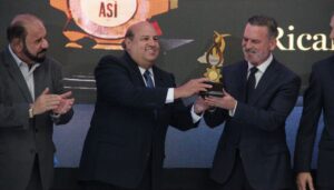 Familia Poma recibió con orgullo el Premio ASI 2026 a la trayectoria de Ricardo Poma
