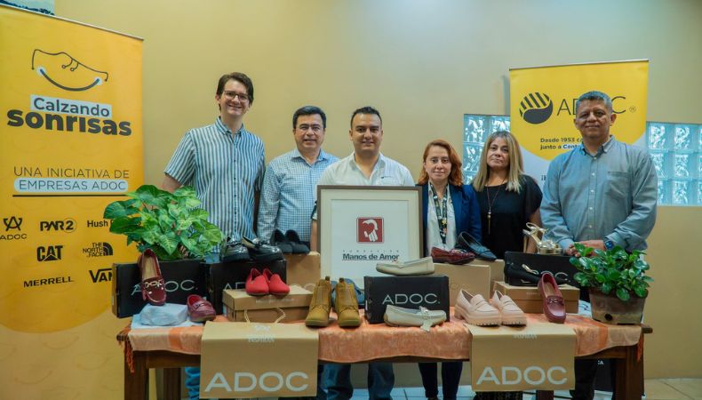 ADOC realizó una donación de zapatos a través de su programa “Calzando Sonrisas” Empresas ADOC desarrolló una jornada de donación de zapatos para diferentes edades, por medio de su programa “Calzando Sonrisas”.