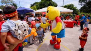Pollo Campestre y FUSAL celebran el «Día del Pollo Frito» compartiendo con comunidades salvadoreñas
