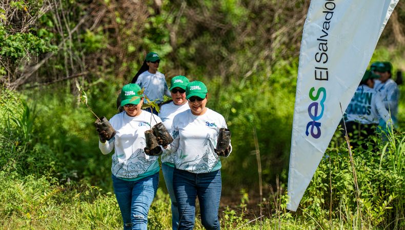 AES El Salvador realizó una jornada de limpieza y reforestación en Los Cóbanos AES El Salvador desarrolló una jornada de limpieza y reforestación en el área protegida de Los Cóbanos.
