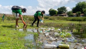 Diferentes empresas de la industria plástica participaron en jornada de limpieza en Suchitoto